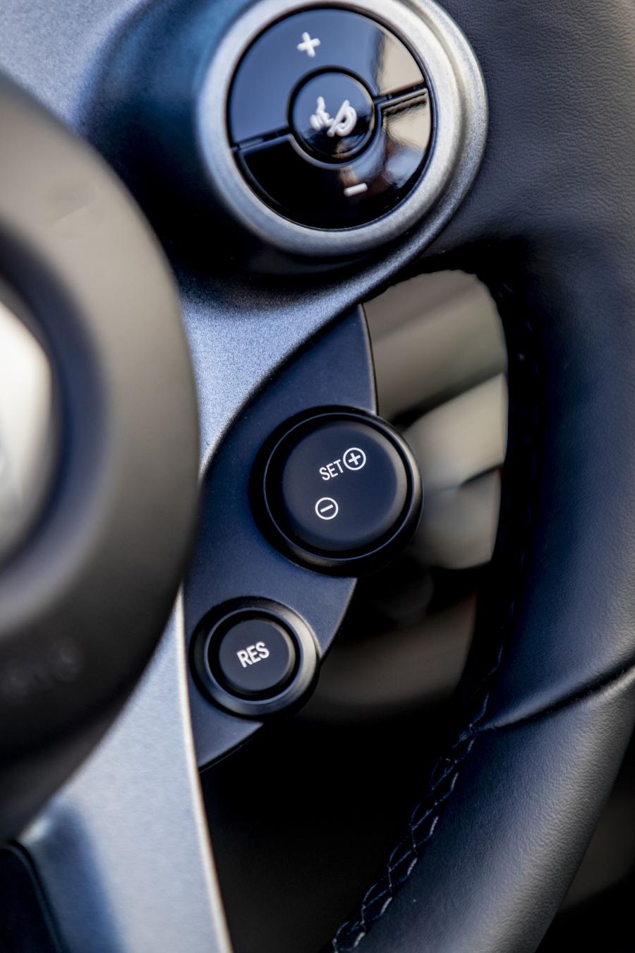 Детали интерьера Smart EQ ForTwo Prime Cabrio (A453) 2020 года  (WW) (фото 23 из 82)